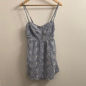 ⭐️NWOT Lulu’s floral eyelet tie back dress